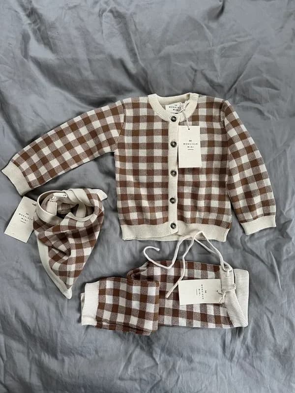 Ternet børnetøj sæt flatlay hos Lidkøb secondhand