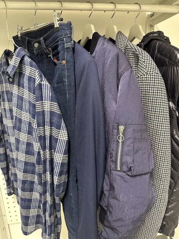 Ternede skjorter på stativ hos Lidkøb secondhand